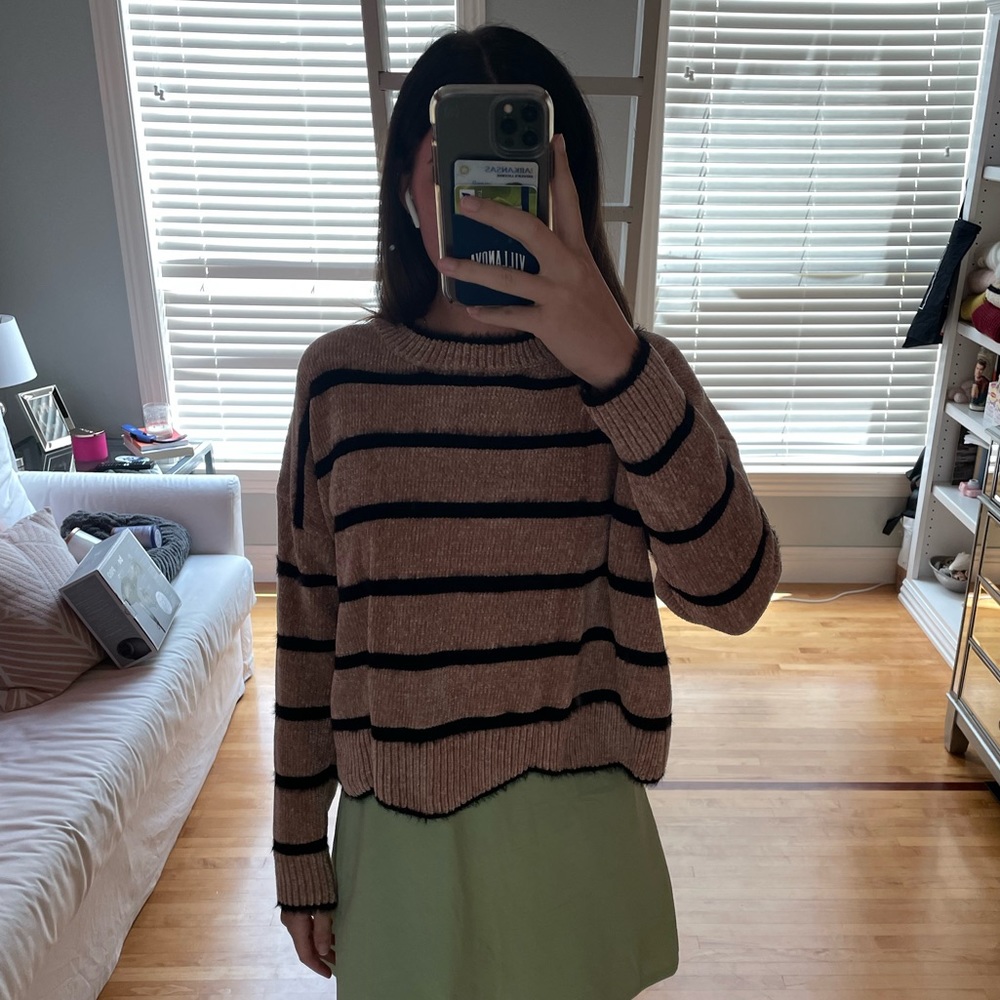 Thin striped cropped sweater with scalloped hem